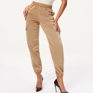 Good American The Shine Boyfriend Cargo Pants in Putty